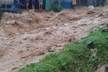 Quốc lộ 6 ngập sâu, Hòa Bình mênh mông nước lũ