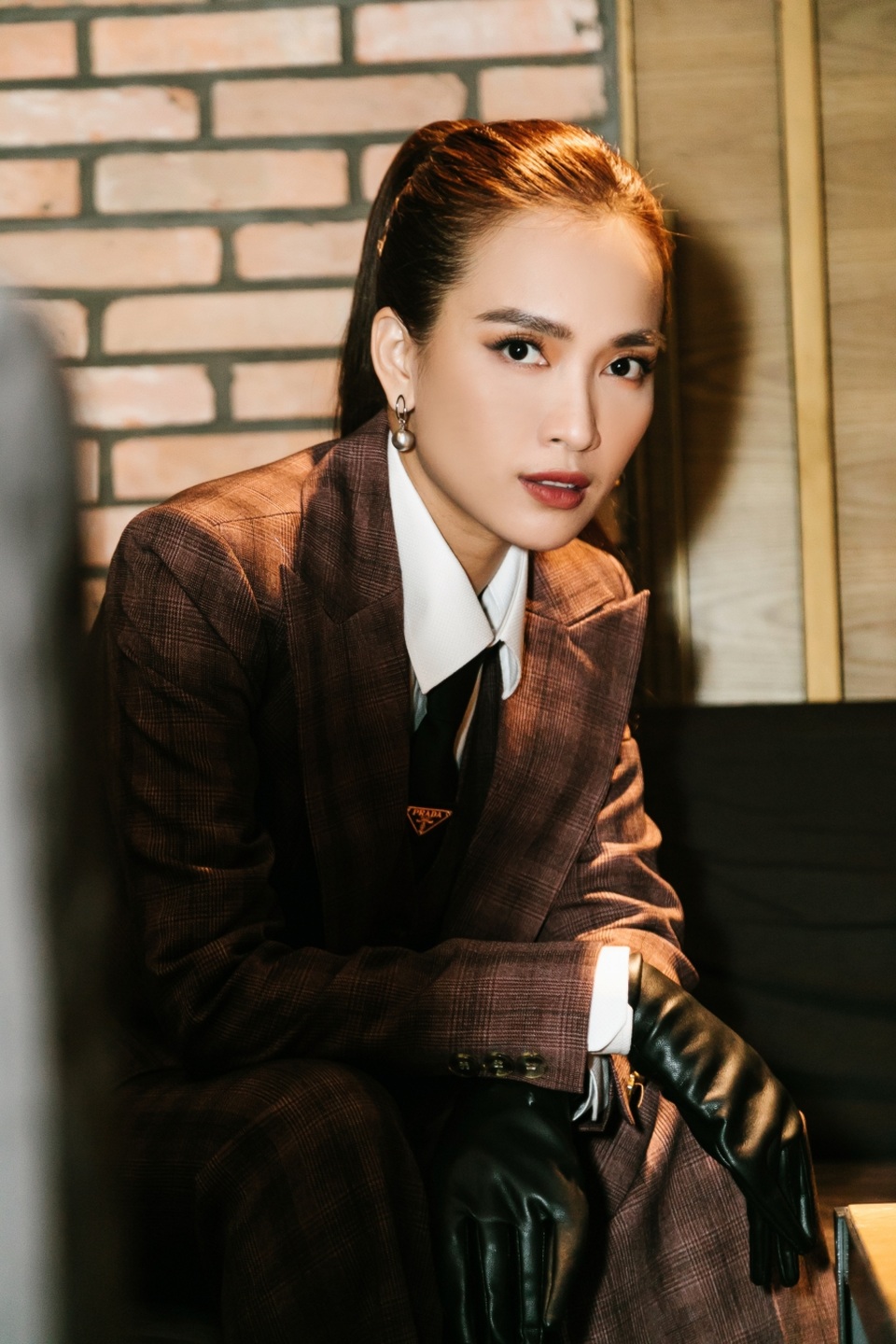 Ái Phương cuốn hút với phong cách nam tính trên thảm đỏ - 5 Ái Phương cuốn hút với phong cách nam tính trên thảm đỏ - 5