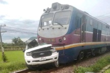 Ô tô bị tàu hỏa kéo lê gần 200m, đường sắt Bắc - Nam gián đoạn nhiều giờ