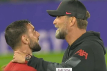 HLV Klopp túm cổ Bruno Fernandes, thất vọng khi Liverpool thua Man Utd