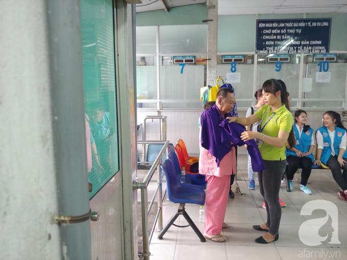 Buổi ca nhạc kỳ lạ ở Sài Gòn: Vừa hát vừa cắt tóc gội đầu, không bao giờ mong gặp lại khán giả - Ảnh 11. Buổi ca nhạc kỳ lạ ở Sài Gòn: Vừa hát vừa cắt tóc gội đầu, không bao giờ mong gặp lại khán giả - Ảnh 11.