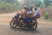 Vì sao khó xử lý, "xế nhí" không mũ bảo hiểm, chở ba đến trường học?