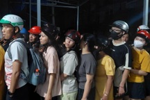 Người dân xếp hàng dài chờ 2 tiếng mua đá lạnh sau bão Kalmaegi