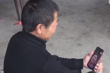 Người mất trí đột nhiên nhớ nhà sau khi xem bản tin về virus corona