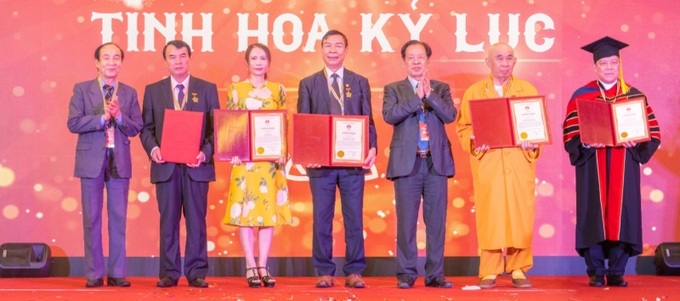 TS. AHLĐ Nguyễn Quang Mâu, thành viên Liên đoàn các Nhà sáng tạo Thế giới, Chủ tịch HĐQT Công ty CP Gốm Đất Việt, nhận Kỷ niệm chương “Tinh hoa Kỷ lục”.