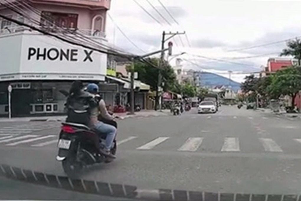 Thanh niên lái SH “3 không” bị người dân ghi hình, gửi CSGT xử phạt - 1 Thanh niên lái SH “3 không” bị người dân ghi hình, gửi CSGT xử phạt - 1