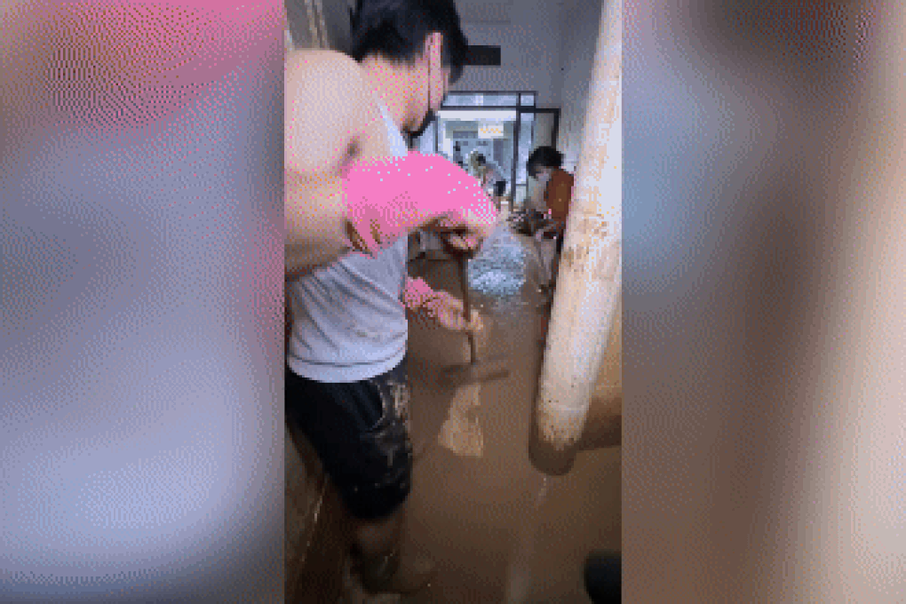 Thợ dọn nhà nhặt ví tiền, tài sản quý giá trong bùn lũ - 2 Thợ dọn nhà nhặt ví tiền, tài sản quý giá trong bùn lũ - 2