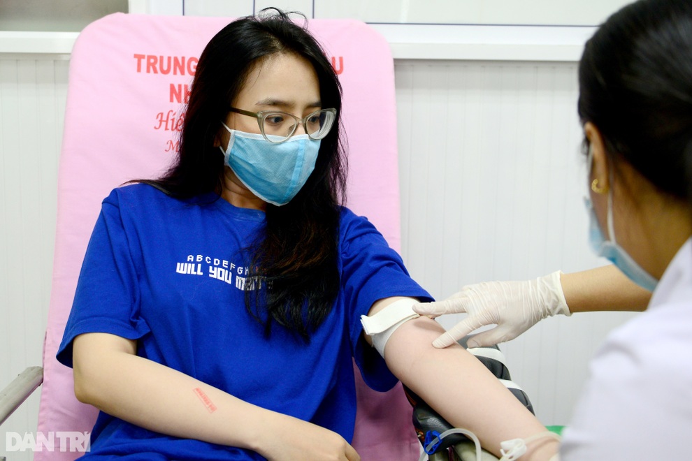 Kho máu cạn kiệt giữa mùa dịch, dân Sài Gòn xin nghỉ làm đổ xô đi hiến máu - 7 Kho máu cạn kiệt giữa mùa dịch, dân Sài Gòn xin nghỉ làm đổ xô đi hiến máu - 7