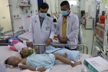 TPHCM: Bệnh nhi tay chân miệng dễ biến chứng khi chuyển viện không an toàn