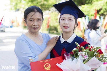 Phụ mẹ nhặt ve chai, nữ sinh 15 tuổi vẫn trở thành thủ khoa