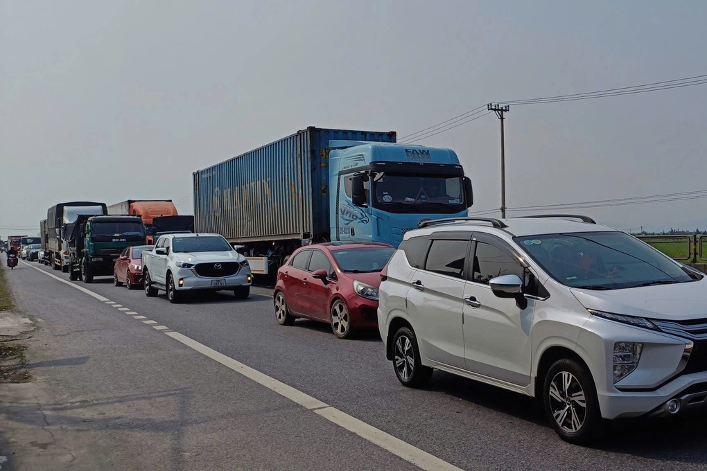 Xe container gặp tai nạn, quốc lộ 1A ách tắc trong nhiều giờ - 2 Xe container gặp tai nạn, quốc lộ 1A ách tắc trong nhiều giờ - 2