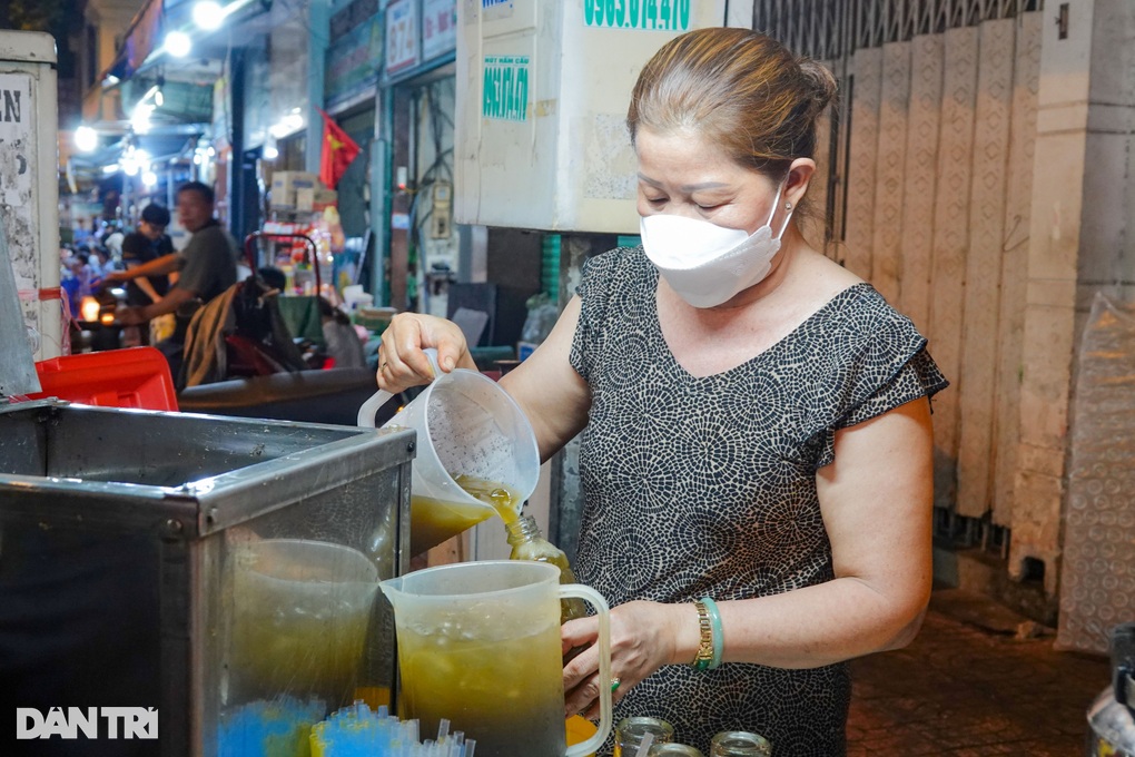 Ông chủ xe nước sâm lạ lùng chỉ lo... bán hết hàng - 4 Ông chủ xe nước sâm lạ lùng chỉ lo... bán hết hàng - 4