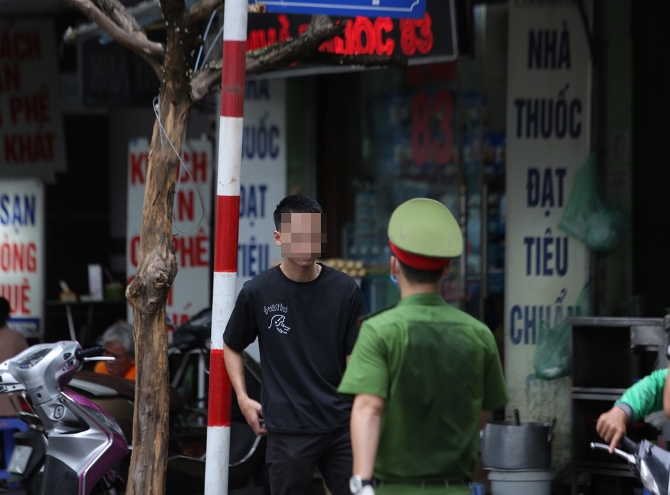 Ngày đầu tái xử phạt không đeo khẩu trang, Công an Hà Nội chỉ nhắc nhở - 5 Ngày đầu tái xử phạt không đeo khẩu trang, Công an Hà Nội chỉ nhắc nhở - 5