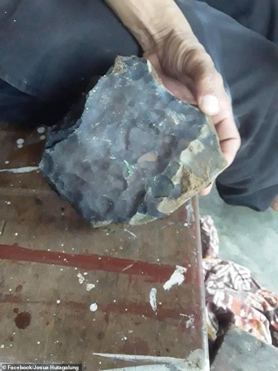 Thiên thạch khủng rơi trúng nhà, người đóng quan tài thành triệu phú - 1 Thiên thạch khủng rơi trúng nhà, người đóng quan tài thành triệu phú - 1