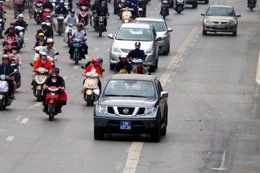 Xe biển xanh, biển đỏ “lạc” vào làn xe buýt nhanh