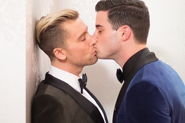 Lance Bass và chồng đã tìm được người mang thai hộ