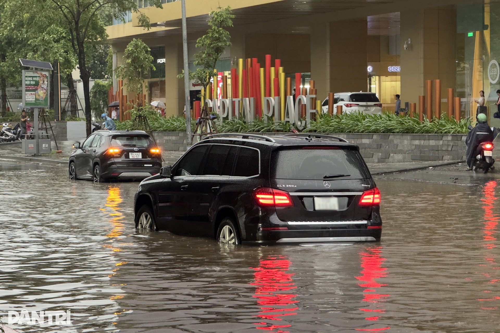 Hàng loạt xe sang bơi trong biển nước ngập ở Hà Nội - 3 Hàng loạt xe sang bơi trong biển nước ngập ở Hà Nội - 3