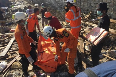 Indonesia chạy đua thời gian giải cứu nạn nhân thảm họa kép