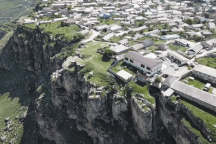 Ngôi làng gây kinh ngạc nằm chênh vênh trên rìa của hẻm núi sâu 100m