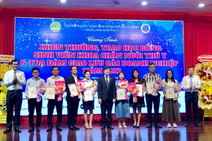 Ông Trần Tiến nhận thư cảm ơn từ Trường ĐH Nông Lâm TP.HCM