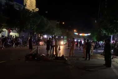 Hai xe máy đối đầu trong đêm, 3 người thương vong