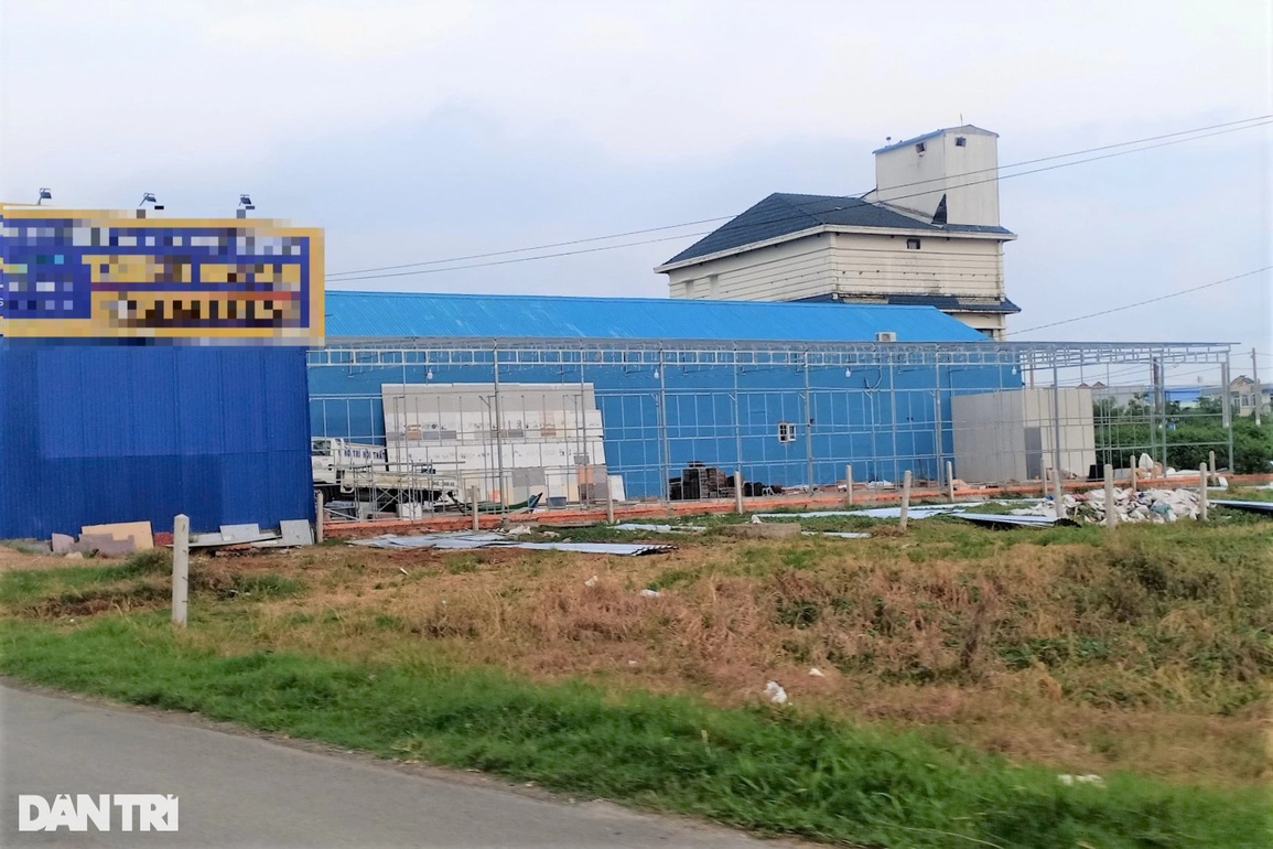 Vụ nhà kho bị lập biên bản 7 lần: Chủ công trình bất ngờ xuất hiện - 1 Vụ nhà kho bị lập biên bản 7 lần: Chủ công trình bất ngờ xuất hiện - 1