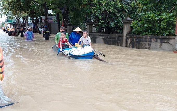 Nghệ An: Mưa lớn khiến nhiều nhà bị ngập sâu, 1 người mất tích