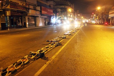 Nổ lốp, xe container “ăn” gần 50m giải phân cách