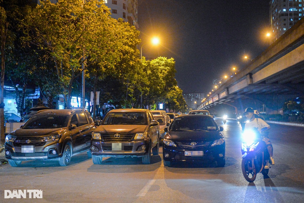 Đỗ xe tùy tiện, bừa bãi, sai quy định coi chừng đi tù! - 1 Đỗ xe tùy tiện, bừa bãi, sai quy định coi chừng đi tù! - 1