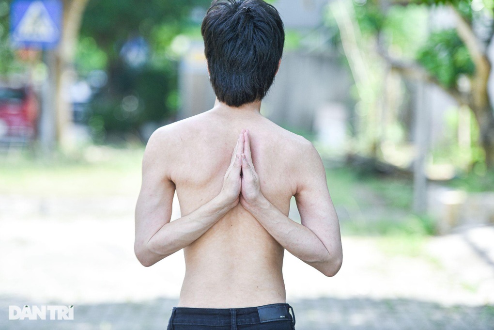 Dị nhân không xương ở Hà Nội, mất vài giây lật ngược cổ, vai - 12 Dị nhân không xương ở Hà Nội, mất vài giây lật ngược cổ, vai - 12