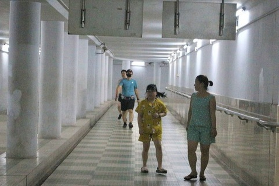 Ngán ngẩm cảnh người dân vượt rào công viên, chui... xuống đất tập thể dục - 6 Ngán ngẩm cảnh người dân vượt rào công viên, chui... xuống đất tập thể dục - 6