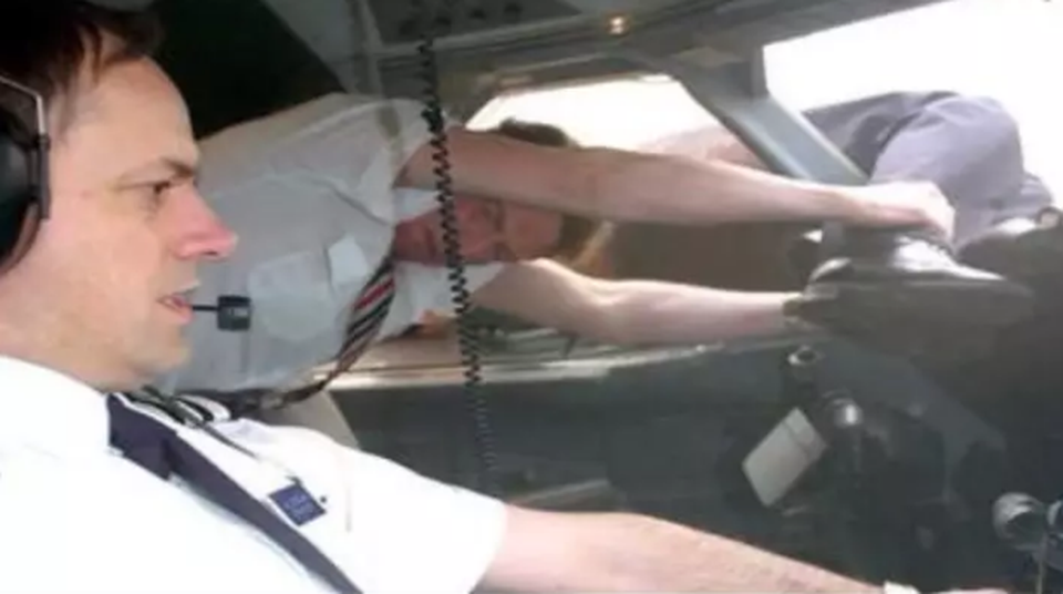 Phi công bị hút ra khỏi buồng lái giữa chuyến bay vẫn sống sót thần kỳ - 1 Phi công bị hút ra khỏi buồng lái giữa chuyến bay vẫn sống sót thần kỳ - 1