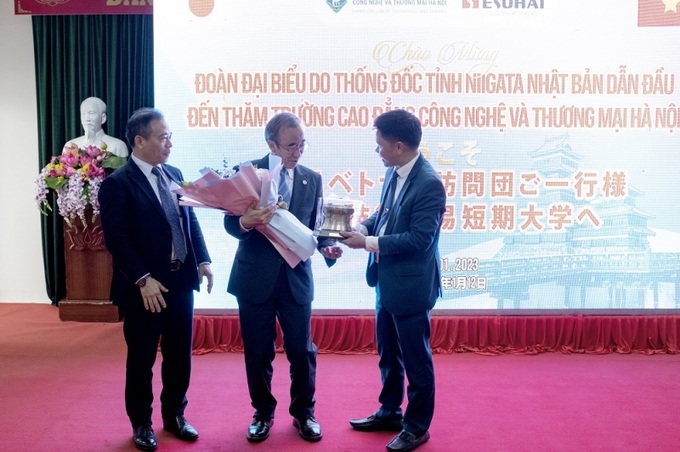 Hiệu trưởng nhà trường, TS. Nguyễn Xuân Sang tặng quà lưu niệm cho Thống đốc tỉnh Niigata Hanazumi Hideyo