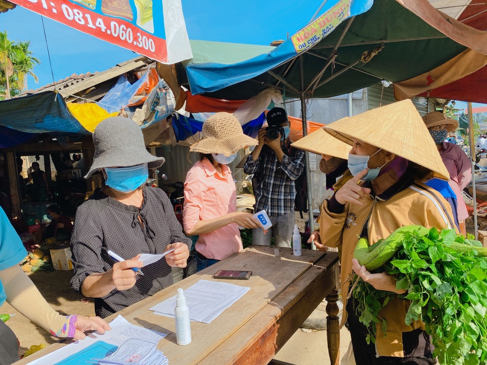 Ngày đầu dỡ lệnh nội bất xuất, ngoại bất nhập ở xã Phong Hiền - 8 Ngày đầu dỡ lệnh nội bất xuất, ngoại bất nhập ở xã Phong Hiền - 8