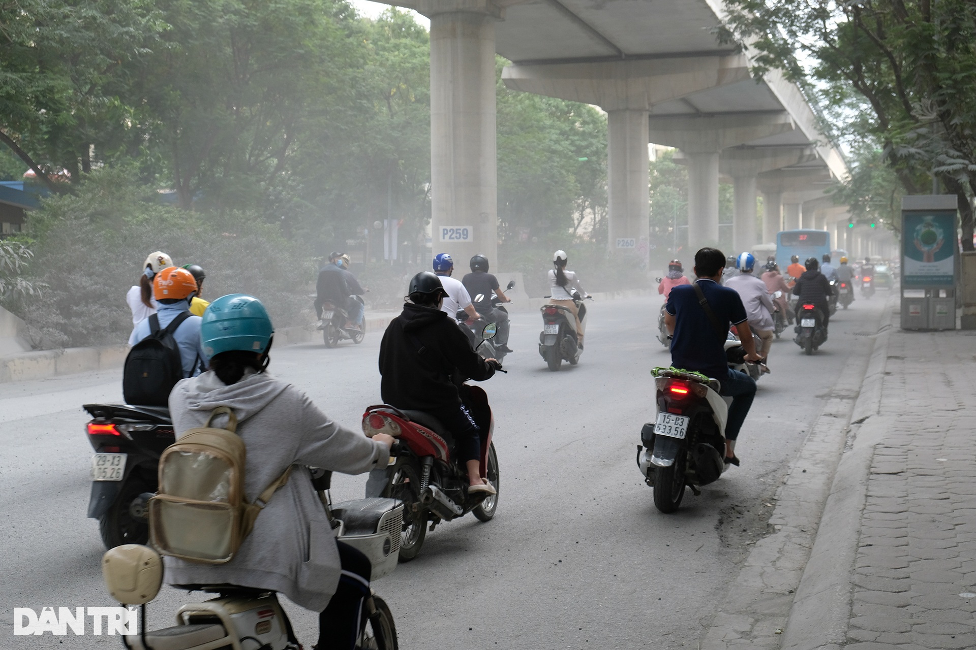 Chật vật đi qua đoạn đường hư hỏng bên dưới tuyến metro Nhổn - ga Hà Nội - 2 Chật vật đi qua đoạn đường hư hỏng bên dưới tuyến metro Nhổn - ga Hà Nội - 2