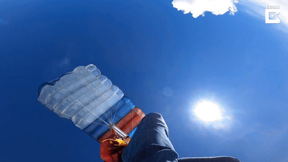 Liều mạng tự bắn vào dù lượn để dù bốc cháy ở độ cao hơn 2000m - 2