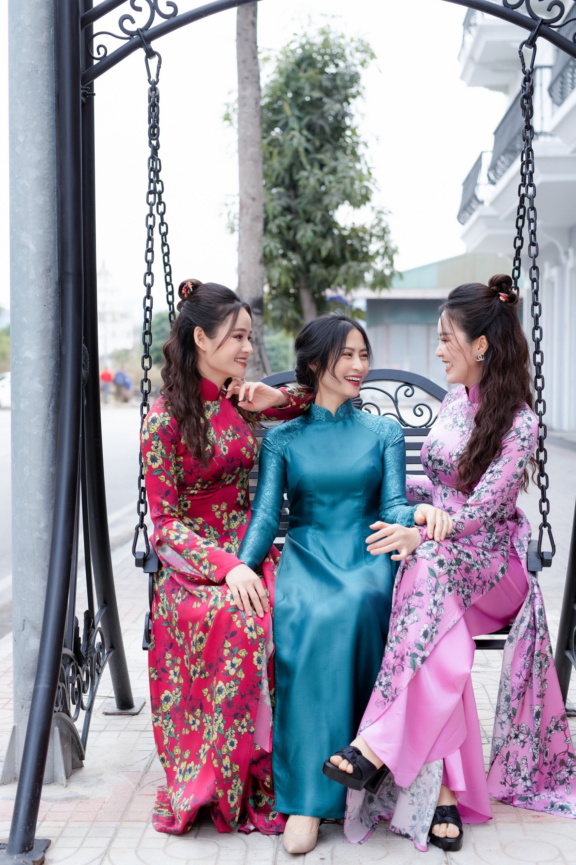 Á hậu Thụy Vân, BTV Thu Hương đọ nhan sắc với áo dài NTK Vũ Thu Trang - 6 Á hậu Thụy Vân, BTV Thu Hương đọ nhan sắc với áo dài NTK Vũ Thu Trang - 6