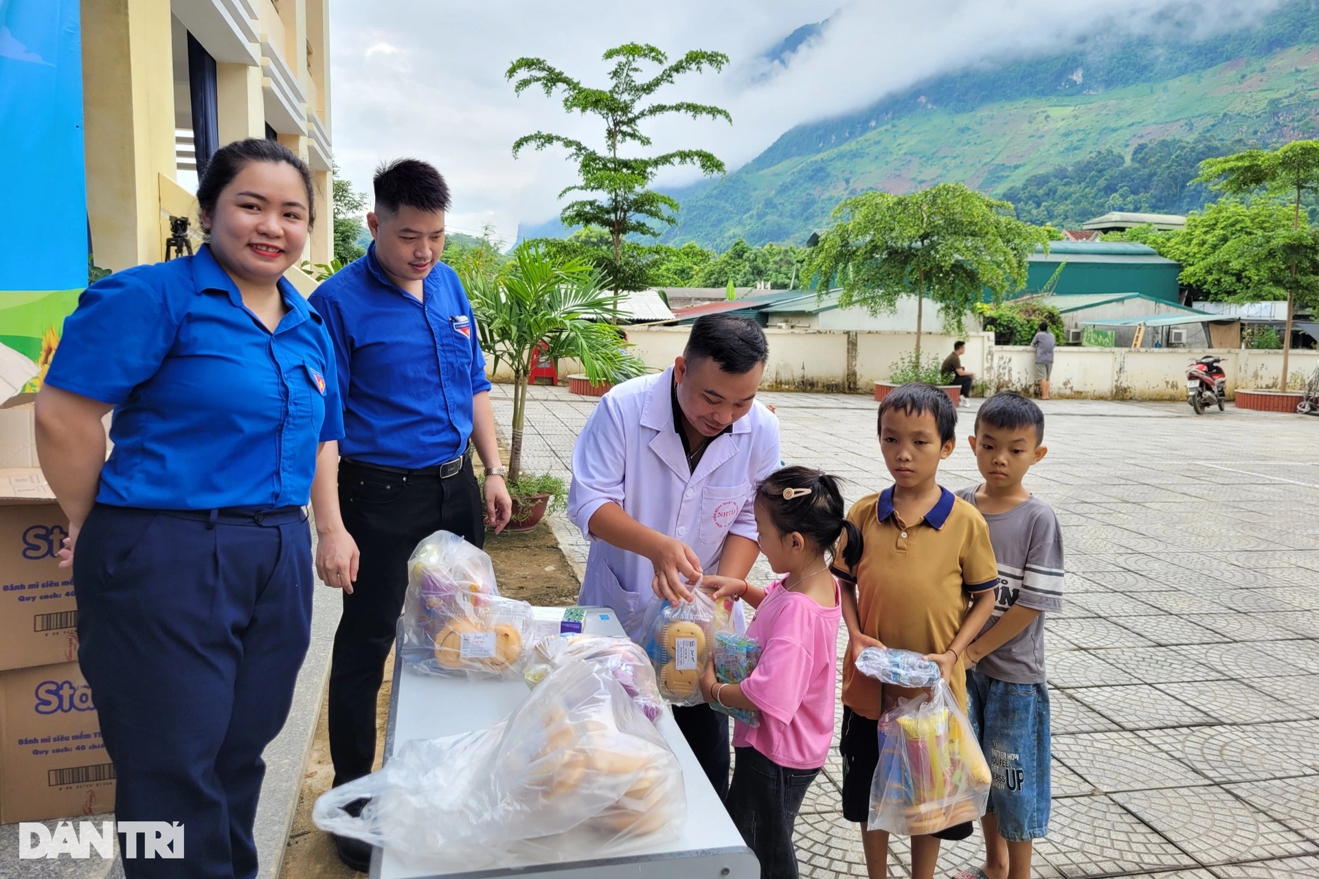 Các cựu chiến binh xúc động khi được khám bệnh, nhận thuốc miễn phí - 11