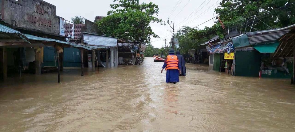 “Rốn” lũ Phong Điền nước dâng nhanh, ngập đến nửa nhà dân - 13 “Rốn” lũ Phong Điền nước dâng nhanh, ngập đến nửa nhà dân - 13