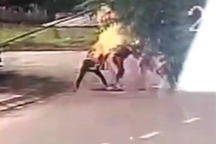 Đánh ghen kinh hoàng, một phụ nữ bị tạt xăng đốt cháy giữa đường