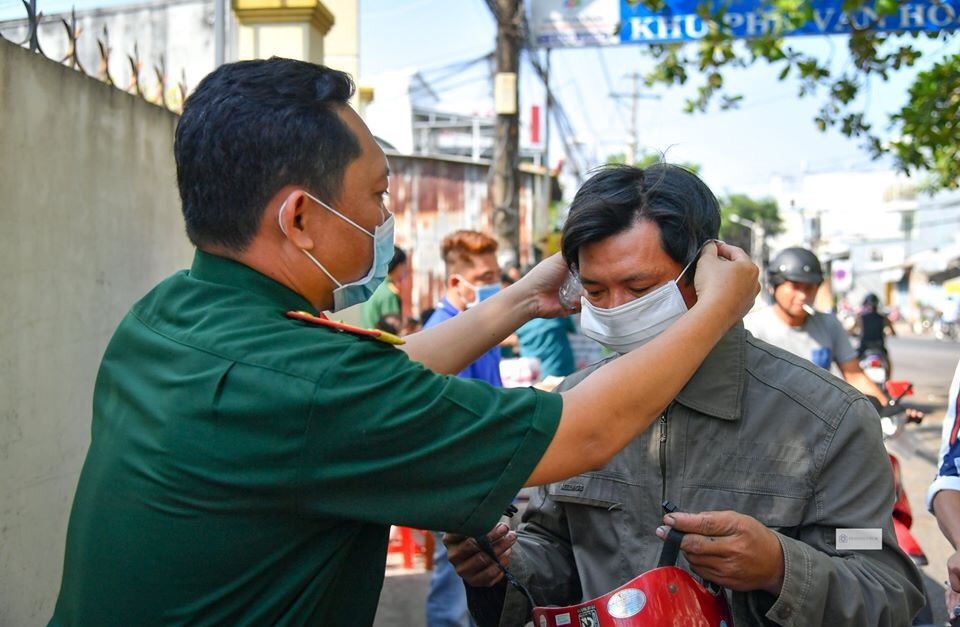 Hàng vạn khẩu trang được phát miễn phí cho người dân ĐBSCL trong mùa dịch - 5 Hàng vạn khẩu trang được phát miễn phí cho người dân ĐBSCL trong mùa dịch - 5