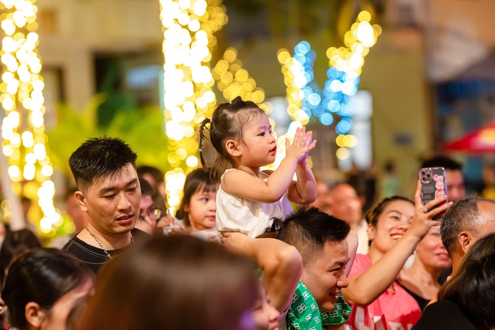 Quảng Ninh khai trương phố đi bộ Bài Thơ - 3 Quảng Ninh khai trương phố đi bộ Bài Thơ - 3