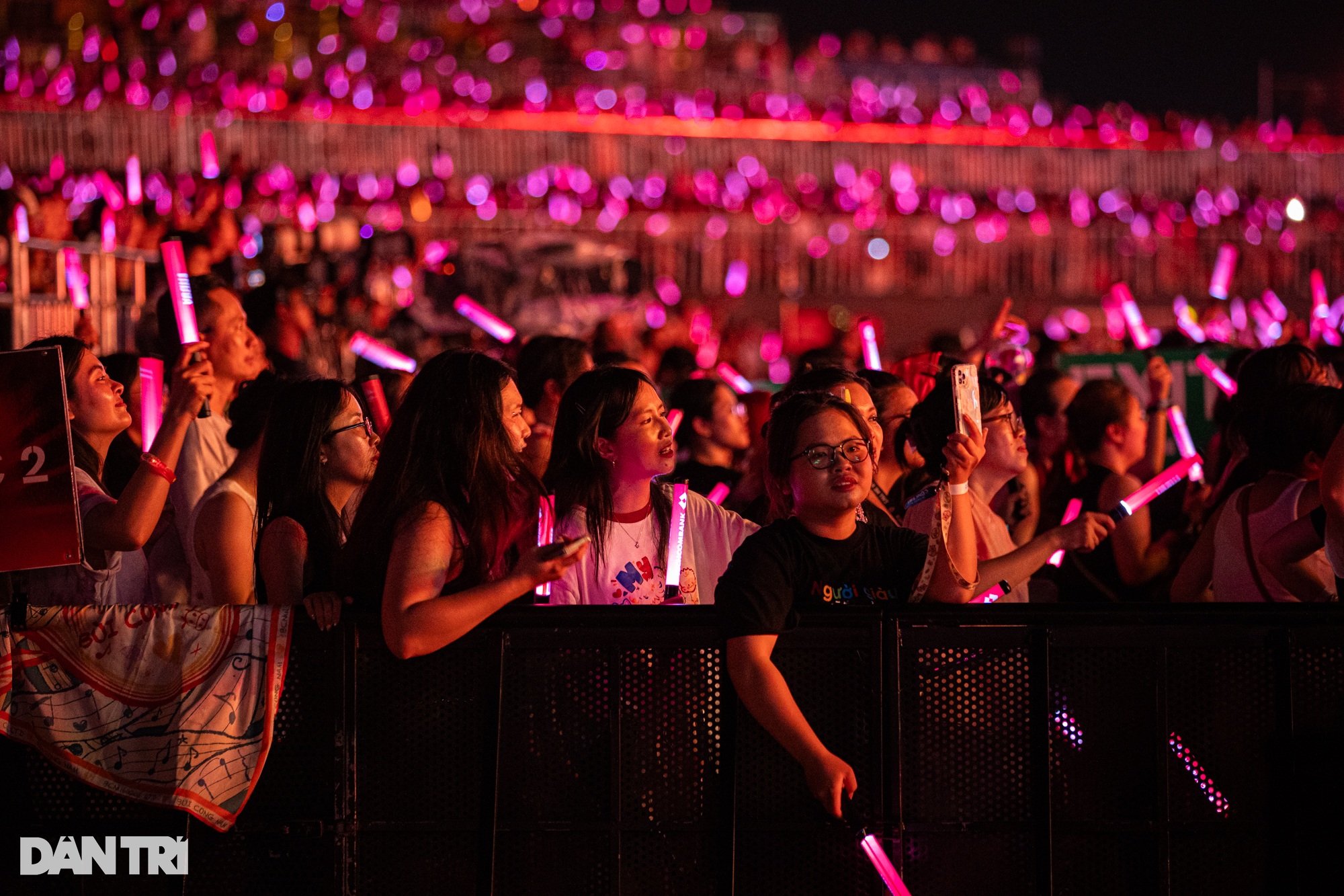 Concert Anh trai: 5 tiếng bùng nổ, vạn khán giả hò hét dưới mưa nhân tạo - 2 Concert Anh trai: 5 tiếng bùng nổ, vạn khán giả hò hét dưới mưa nhân tạo - 2