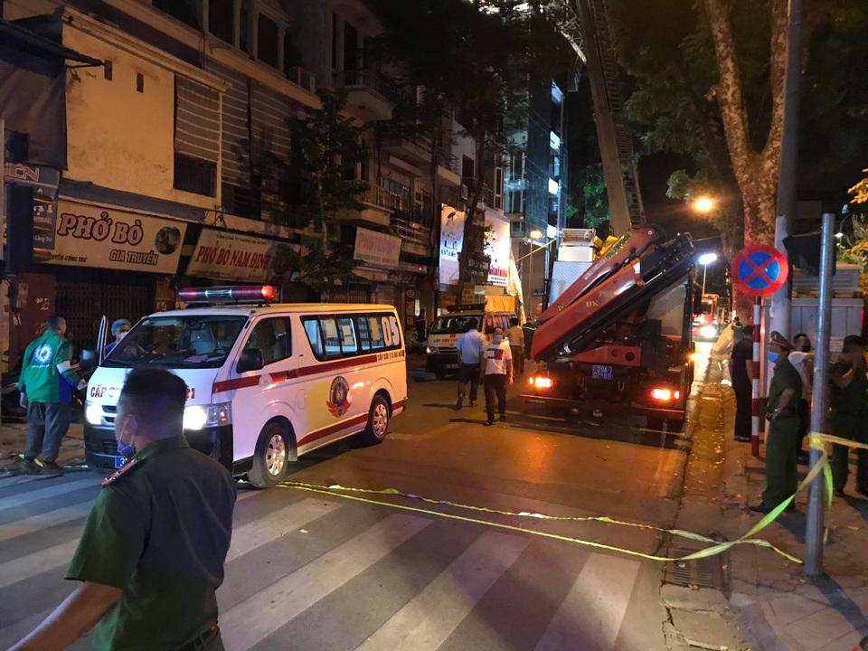 Hà Nội: Sập giàn giáo trên phố Nguyễn Công Trứ, 4 người thương vong - 2 Hà Nội: Sập giàn giáo trên phố Nguyễn Công Trứ, 4 người thương vong - 2