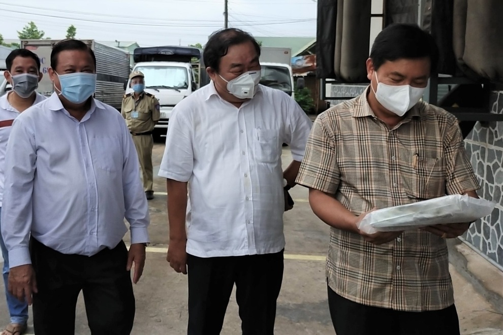 Bí thư Cà Mau trực tiếp kiểm tra 12 tấn tôm của tỉnh cực nam hỗ trợ TPHCM - 1 Bí thư Cà Mau trực tiếp kiểm tra 12 tấn tôm của tỉnh cực nam hỗ trợ TPHCM - 1