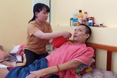 Xót xa cảnh người cha trẻ nằm liệt giường, hai con nhỏ mờ mịt tương lai