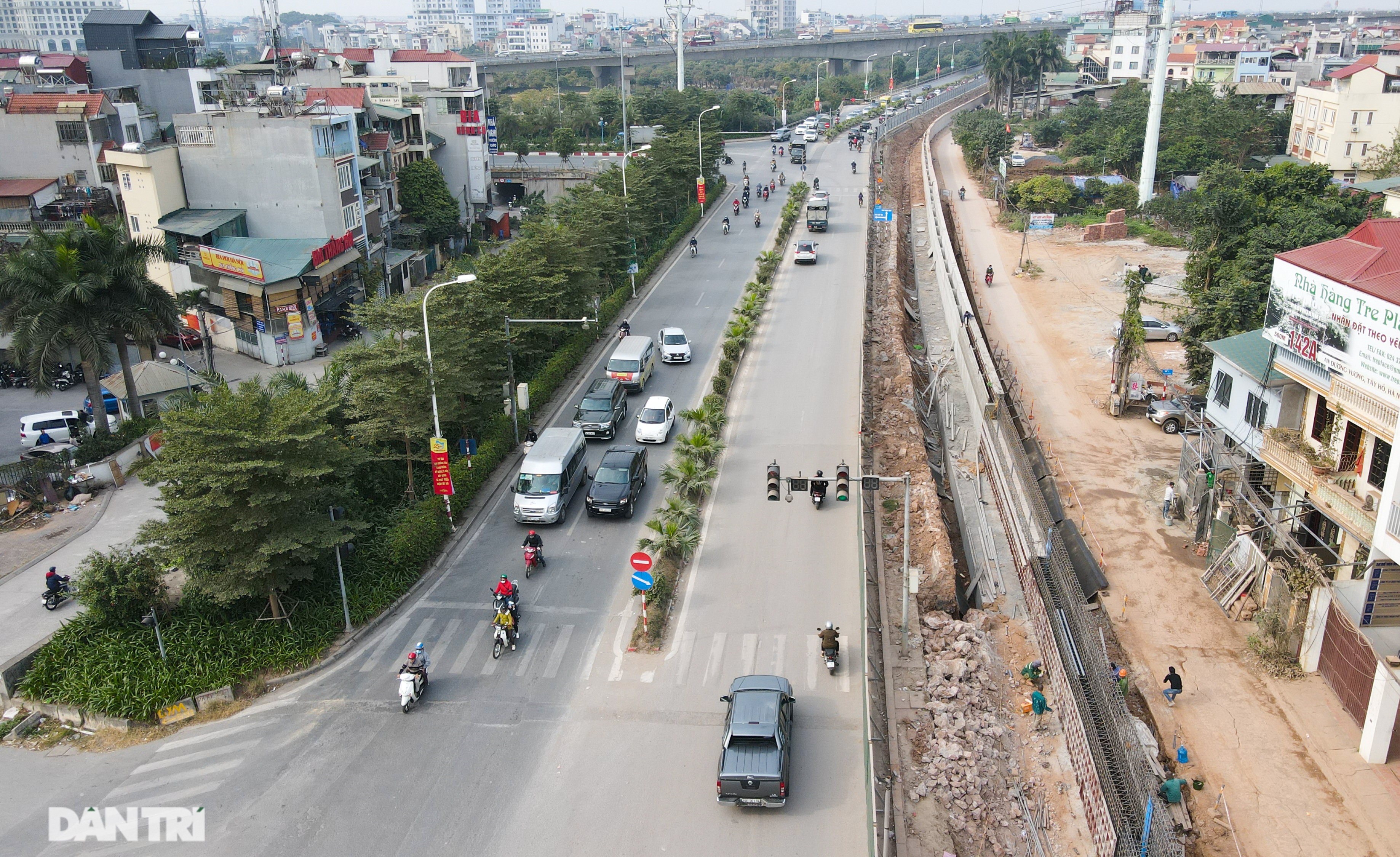 Thay bờ đê đất bằng tường chắn, đường Âu Cơ được mở rộng từ 2 lên 4 làn xe - 2 Thay bờ đê đất bằng tường chắn, đường Âu Cơ được mở rộng từ 2 lên 4 làn xe - 2
