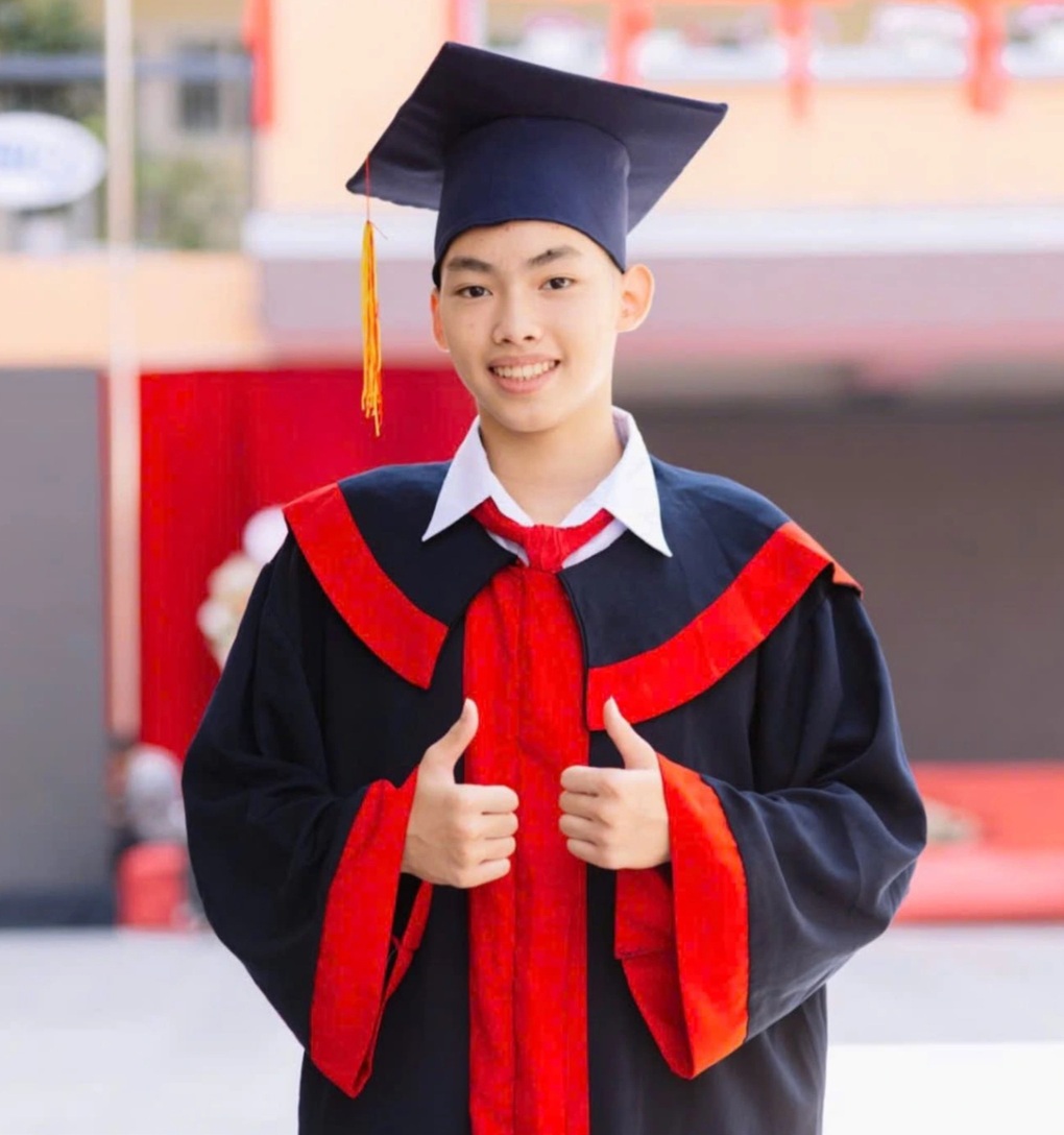 Chàng trai vàng giành điểm 10 tuyệt đối, trở thành thủ khoa chuyên tin - 1 Chàng trai vàng giành điểm 10 tuyệt đối, trở thành thủ khoa chuyên tin - 1