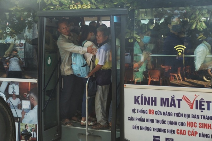Hà Nội: Người dân khổ sở chen chúc trên xe buýt do cắt giảm chuyến xe - Ảnh 4. Hà Nội: Người dân khổ sở chen chúc trên xe buýt do cắt giảm chuyến xe - Ảnh 4.