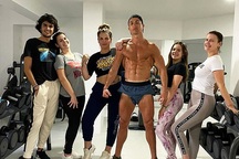 C.Ronaldo khoe cơ bắp cuồn cuộn khi cách ly tại nhà